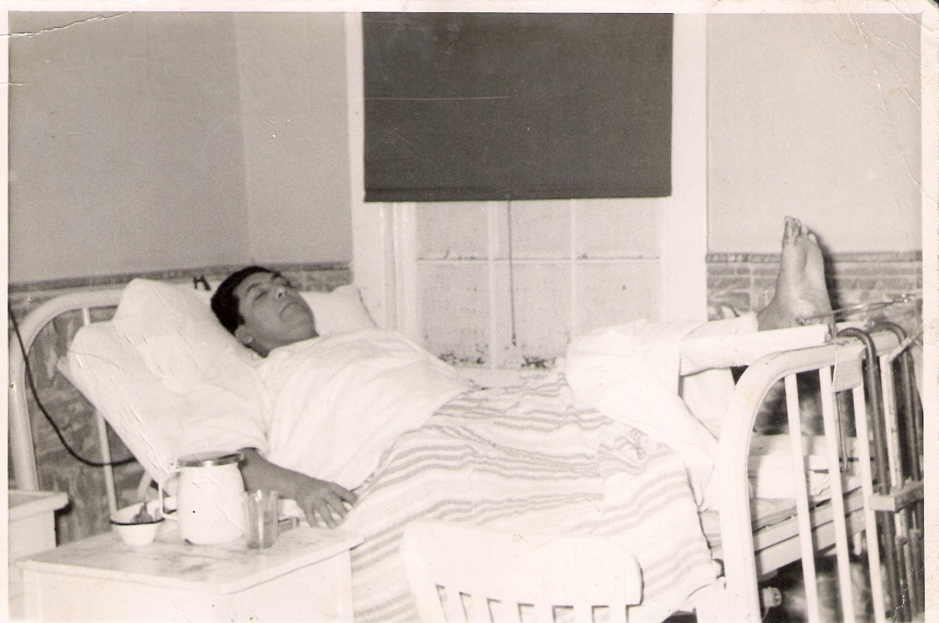Carlos Cardona in the hospital extending his broken leg after the accident.
